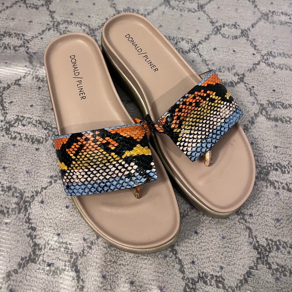 Donald Pliner Slides | Like new | 6 - Picture 1 of 3